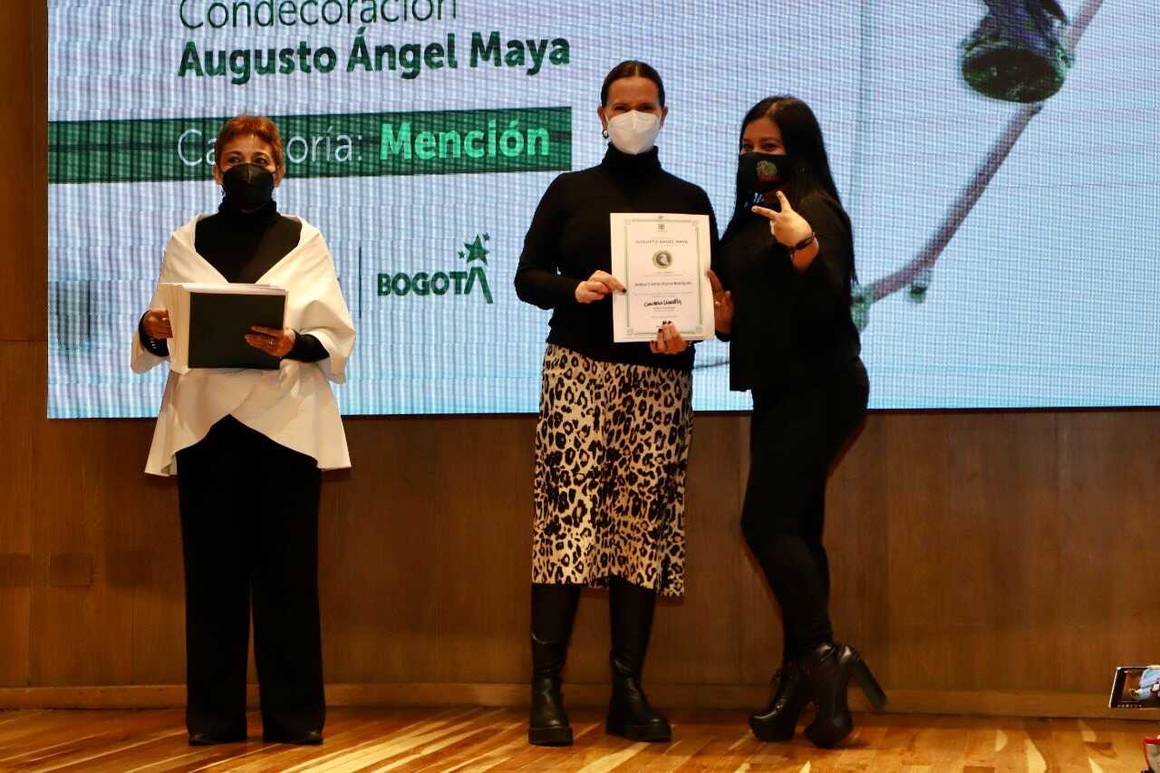 La condecoración Augusto Ángel Maya es entregada a las personas, entidades, empresas u organizaciones ambientales que se destacan por su contribución a la educación ambiental. Foto: Secretaría de Ambiente